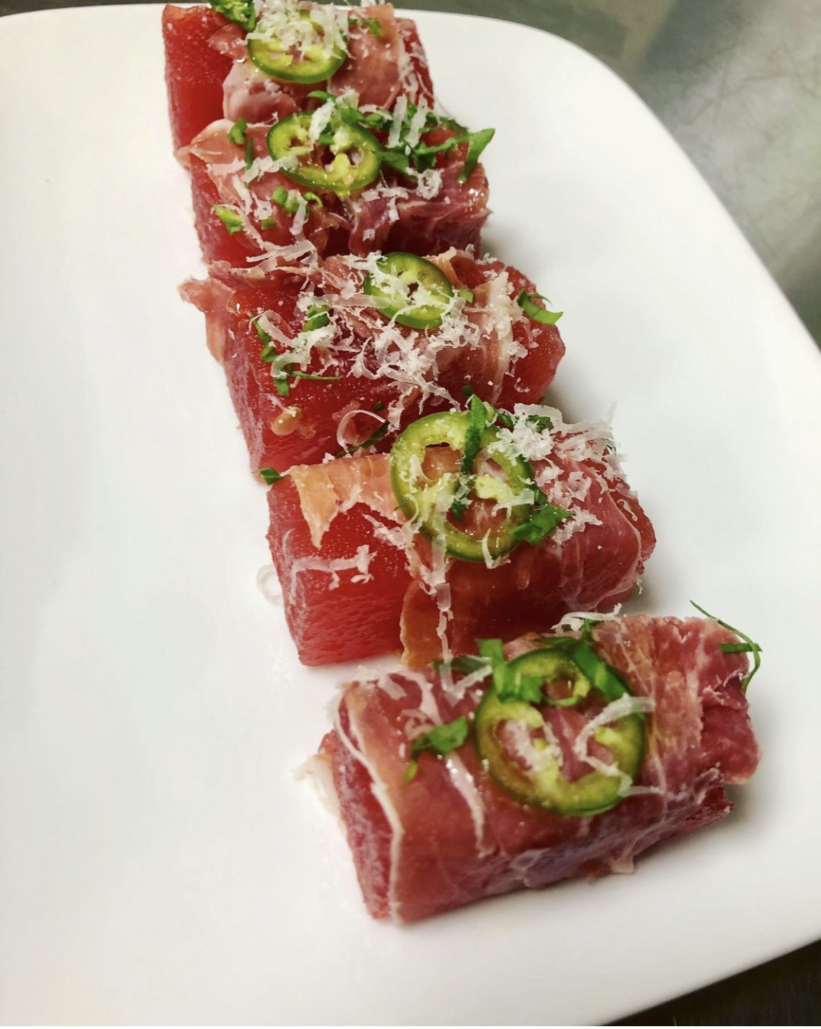 Tuna tataki with jalapeño — private jet catering Málaga LEMG